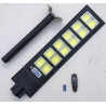 Latarnia solarna LED COB 650W wraz z pilotem i uchwytem montażowym na białym tle
