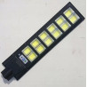 Latarnia solarna LED COB 650W wraz z pilotem i uchwytem montażowym na białym tle