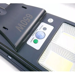 Latarnia solarna LED COB 650W wraz z pilotem i uchwytem montażowym na białym tle
