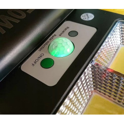 Latarnia solarna LED COB 650W wraz z pilotem i uchwytem montażowym na białym tle