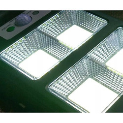 Latarnia solarna LED COB 650W wraz z pilotem i uchwytem montażowym na białym tle