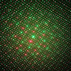 niebieski mini projektor laserowy 3D z trójnogiem na białym tle