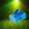 niebieski mini projektor laserowy 3D z trójnogiem na białym tle