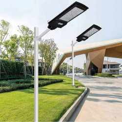 czarna latarnia solarna LED z panelem solarnym i czujnikiem ruchu