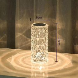 Kryształowa lampa LED o geometrycznym wzorze emitująca różnokolorowe światło