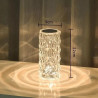 Kryształowa lampa LED o geometrycznym wzorze emitująca różnokolorowe światło