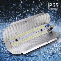 Halogen LED doświetlacz 50W z aluminium i regulacją kąta w użyciu na zewnątrz w nocy