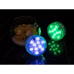 Podwodna lampka LED RGB świecąca różnymi kolorami w wodzie i jako podstawka pod drinki