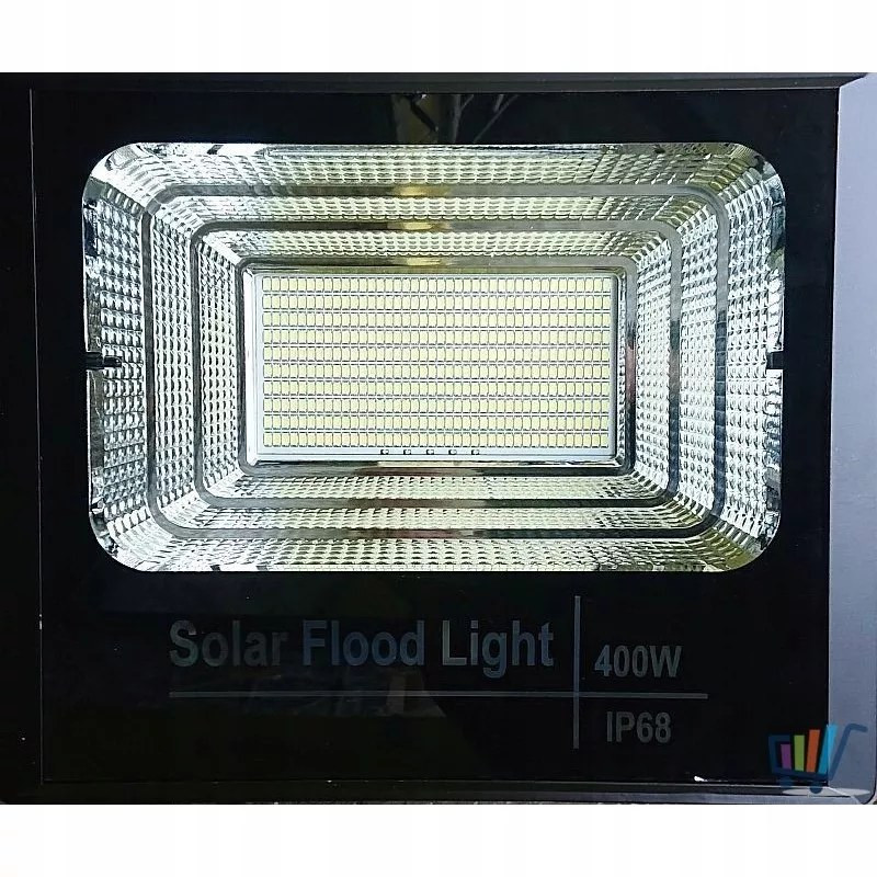 Czarny halogen LED 400W z reflektorem i panelem solarnym, widoczne złącze przewodu