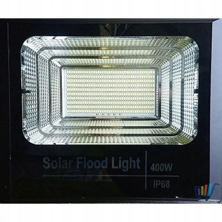 Czarny halogen LED 400W z reflektorem i panelem solarnym, widoczne złącze przewodu