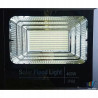 Czarny halogen LED 400W z reflektorem i panelem solarnym, widoczne złącze przewodu