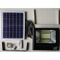 Czarny halogen LED 400W z reflektorem i panelem solarnym, widoczne złącze przewodu