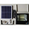 Czarny halogen LED 400W z reflektorem i panelem solarnym, widoczne złącze przewodu