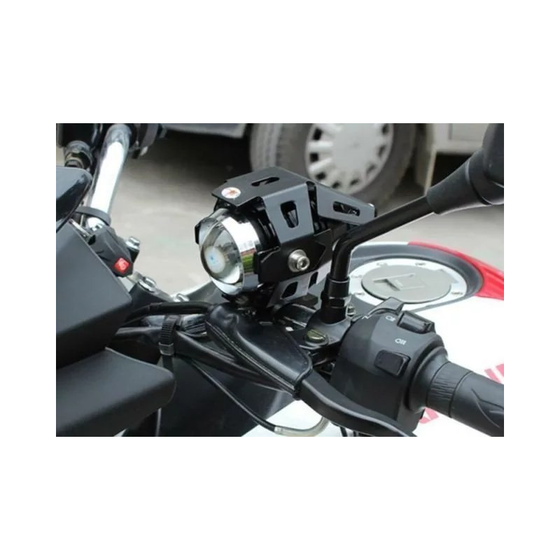 Halogen motocyklowy LED U5 czarny z przewodowym włącznikiem zamontowany na motocyklu