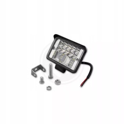 czarna kwadratowa lampa LED robocza z metalowym uchwytem i widocznymi diodami LED