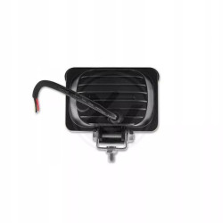 czarna kwadratowa lampa LED robocza z metalowym uchwytem i widocznymi diodami LED