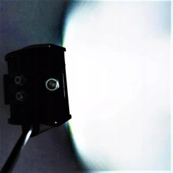 czarna kwadratowa lampa LED robocza z metalowym uchwytem i widocznymi diodami LED