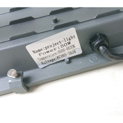 czarny halogen LED 50W z frontem szklanym, kablem i oznaczeniem IP66