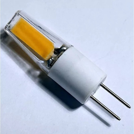 Żarówka LED z ceramiczną białą podstawą i dwoma metalowymi pinami na białym tle