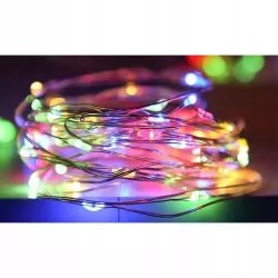 Łańcuch LED z 20 kolorowymi diodami RGB na cienkim przewodzie, oświetlający pomieszczenie w różnych kolorach