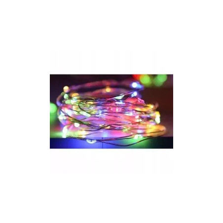 Łańcuch LED z 20 kolorowymi diodami RGB na cienkim przewodzie, oświetlający pomieszczenie w różnych kolorach
