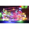 Łańcuch LED z 20 kolorowymi diodami RGB na cienkim przewodzie, oświetlający pomieszczenie w różnych kolorach
