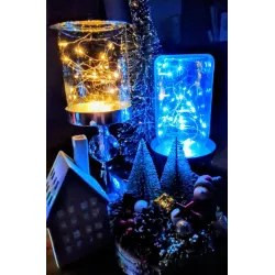 Łańcuch LED z 20 kolorowymi diodami RGB na cienkim przewodzie, oświetlający pomieszczenie w różnych kolorach