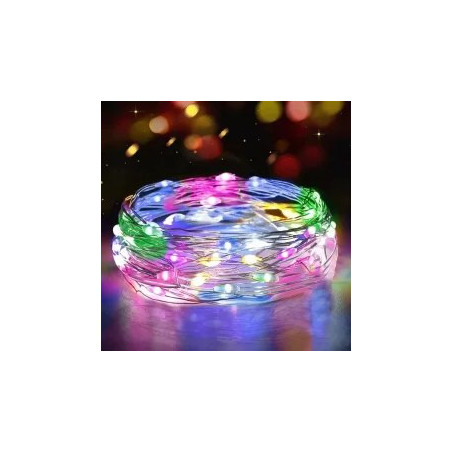 Kolorowy łańcuch LED RGB zasilany przez USB na tle ciemnego pomieszczenia
