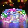 Kolorowy łańcuch LED RGB zasilany przez USB na tle ciemnego pomieszczenia