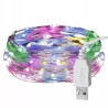 Kolorowy łańcuch LED RGB zasilany przez USB na tle ciemnego pomieszczenia