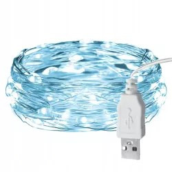 Kolorowy łańcuch LED RGB zasilany przez USB na tle ciemnego pomieszczenia