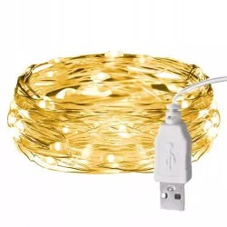 Kolorowy łańcuch LED RGB zasilany przez USB na tle ciemnego pomieszczenia