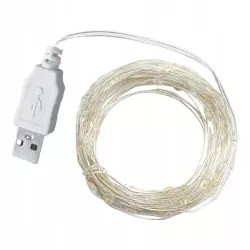 Kolorowy łańcuch LED RGB zasilany przez USB na tle ciemnego pomieszczenia