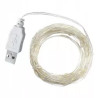 Kolorowy łańcuch LED RGB zasilany przez USB na tle ciemnego pomieszczenia