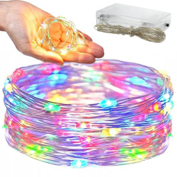 Wielokolorowe lampki drucik LED na baterie, zwinięte i świecące w dłoni wraz z pudełkiem na baterie