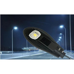 Czarna latarnia uliczna LED 50 W z widocznym chipem LED i radiatorami