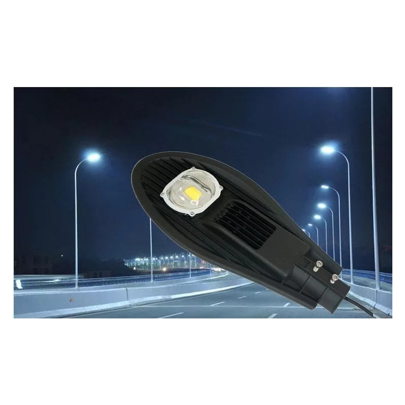 Czarna latarnia uliczna LED 50 W z widocznym chipem LED i radiatorami