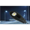 Czarna latarnia uliczna LED 50 W z widocznym chipem LED i radiatorami