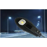 Czarna latarnia uliczna LED 50 W z widocznym chipem LED i radiatorami