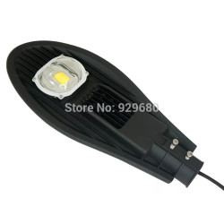 Czarna latarnia uliczna LED 50 W z widocznym chipem LED i radiatorami