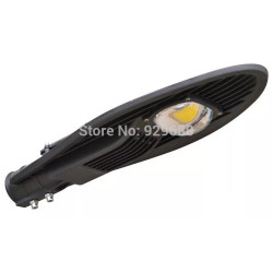 Czarna latarnia uliczna LED 50 W z widocznym chipem LED i radiatorami