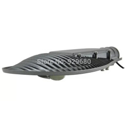 Czarna latarnia uliczna LED 50 W z widocznym chipem LED i radiatorami