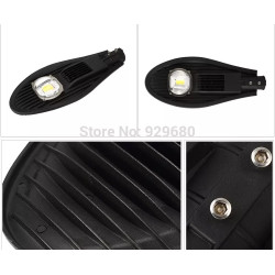 Czarna latarnia uliczna LED 50 W z widocznym chipem LED i radiatorami
