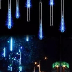 Lampki LED sople o długości 30 cm świecące różnymi kolorami w nocy