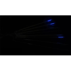 Lampki LED sople o długości 30 cm świecące różnymi kolorami w nocy