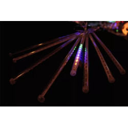 Lampki LED sople o długości 30 cm świecące różnymi kolorami w nocy