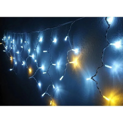 Girlanda LED z 32 zimnymi soplami świecąca na zimno na ścianie