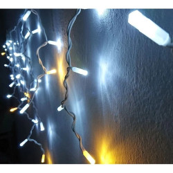 Girlanda LED z 32 zimnymi soplami świecąca na zimno na ścianie