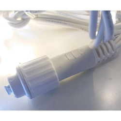 Girlanda LED z 32 zimnymi soplami świecąca na zimno na ścianie
