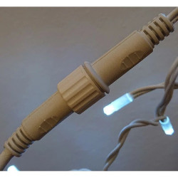 Girlanda LED z 32 zimnymi soplami świecąca na zimno na ścianie